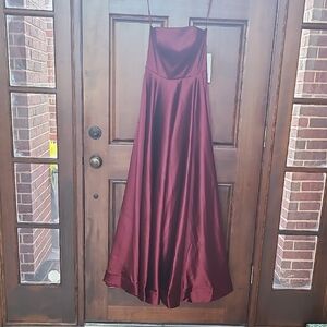 Elegant Burgundy Strapless Dress